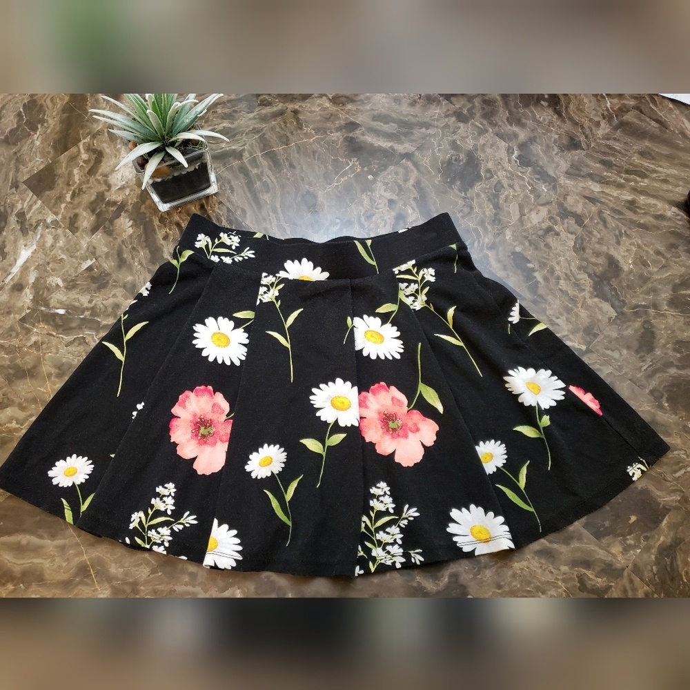 Forever 21 Black Floral Pleated Skirt Size Small